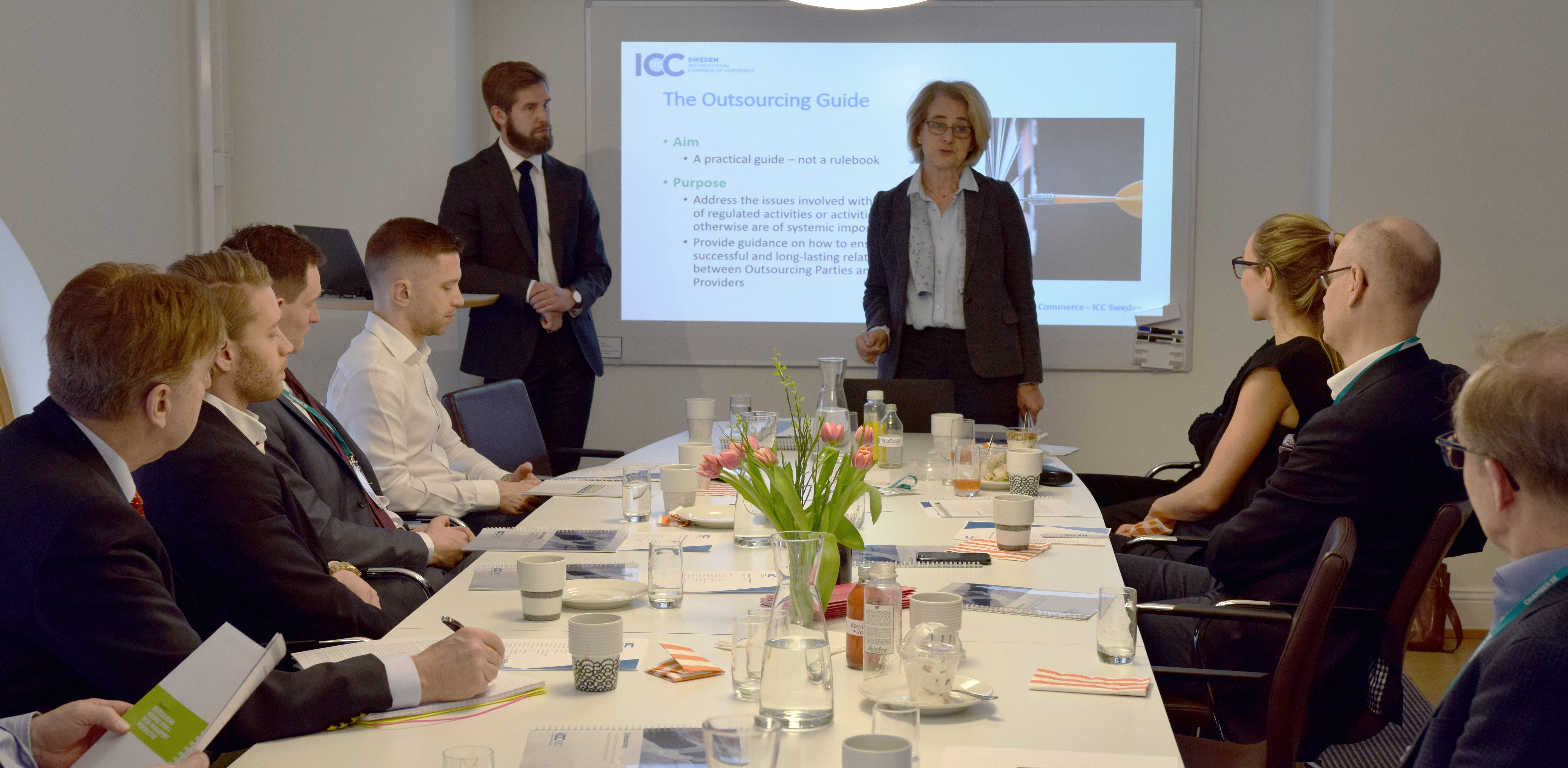 Talarna Per Johan Gidlund och Christina Strandman Ullrich diskuterar Outsourcing på morgonens frukostseminarium hos ICC Sweden